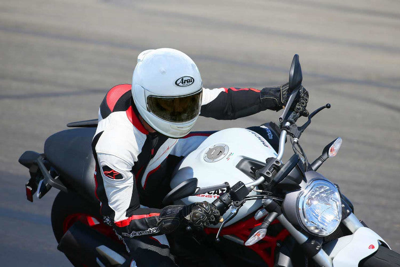 motocyklista jadący w kasku Arai Quantic