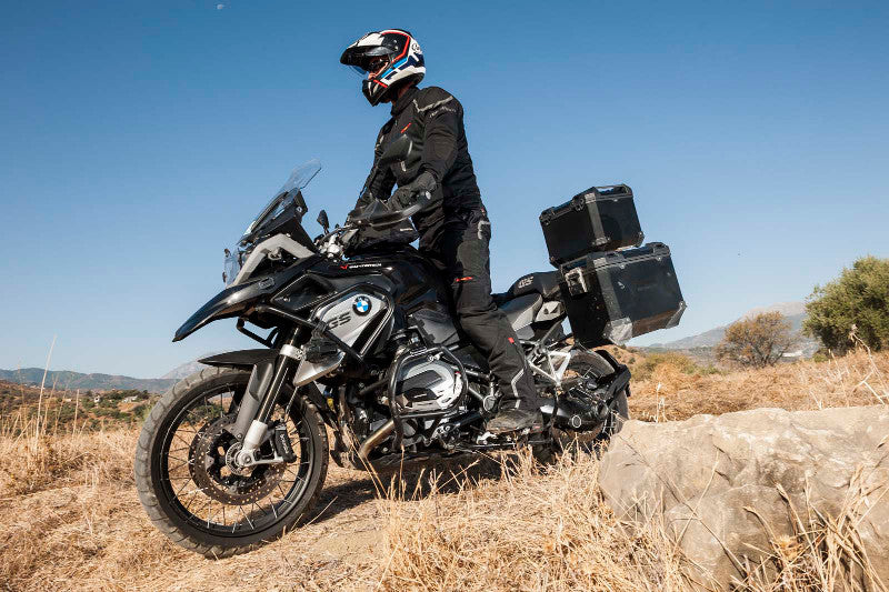 motocyklista jadący na motocyklu adventure w kasku arai tour x4