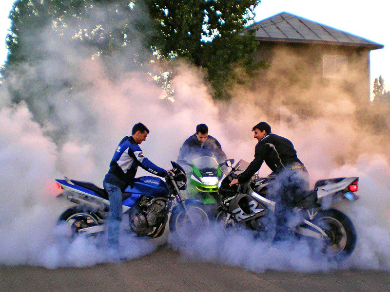 trzech motocyklistów źle traktujących swoje motocykle