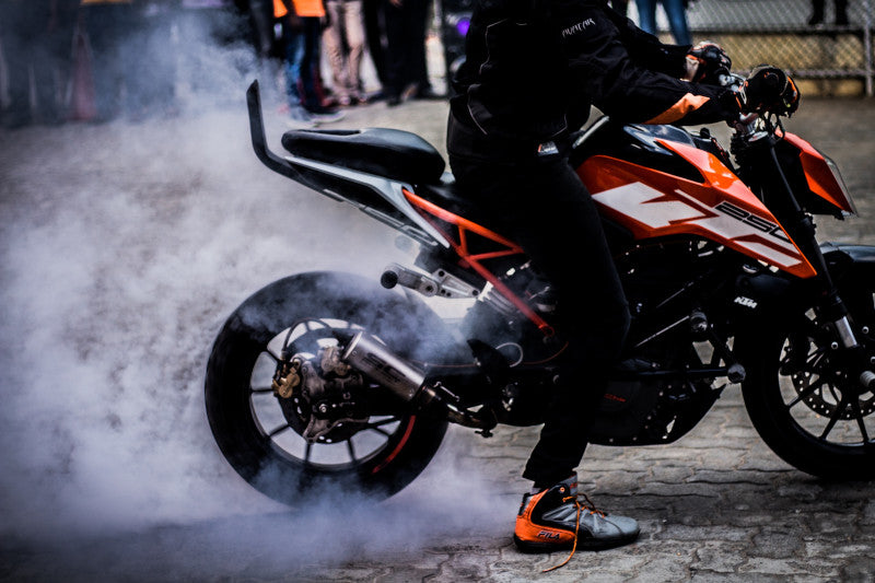 motocyklista palący gumę