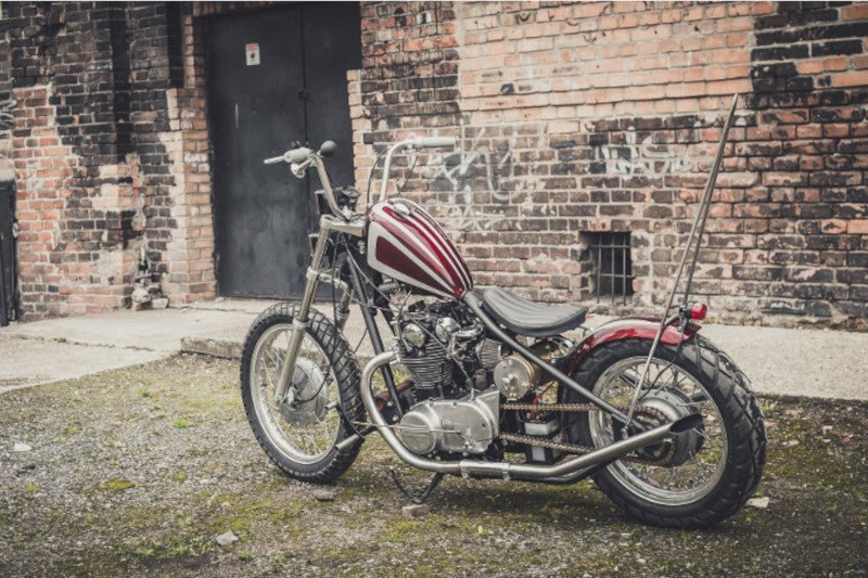  Yamaha XS 650 chopp przed budynkiem 