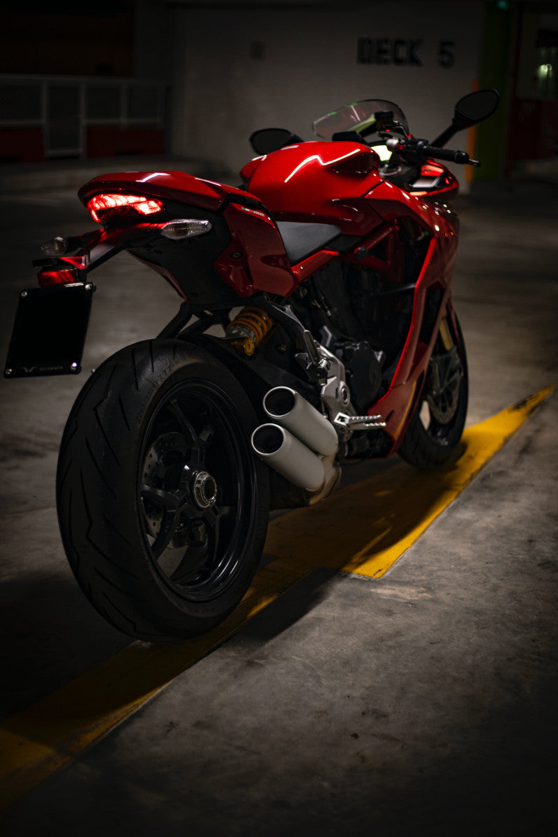 czerwony motocykl stoi w garażu, fotografia od tyłu