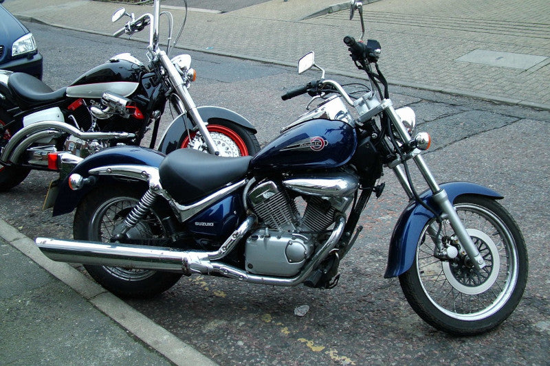 Suzuki VL 125 Intruder stoi na ulicy