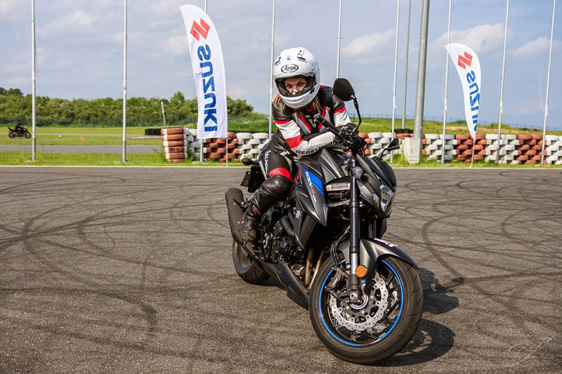 Motocyklistka w kombinezonie Rebelhorn Rebel Lady pozuje na motocyklu