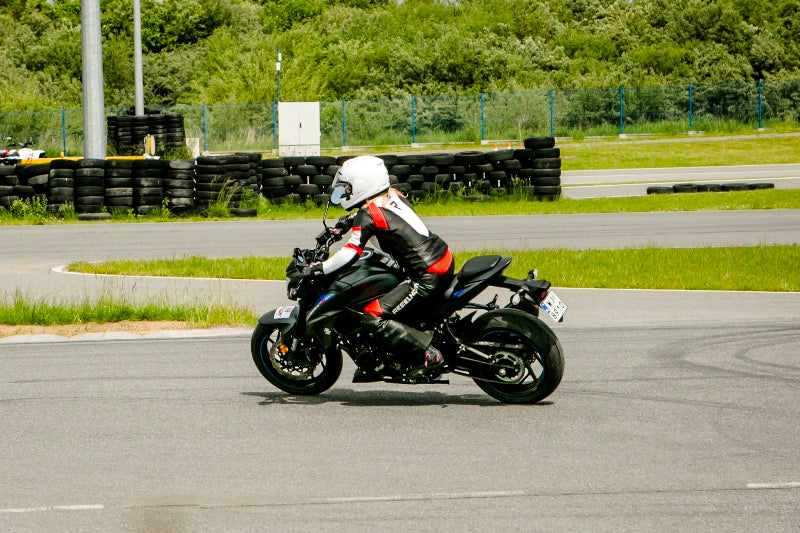 Motocyklista w kombinezonie Rebelhorn Rebel Lady