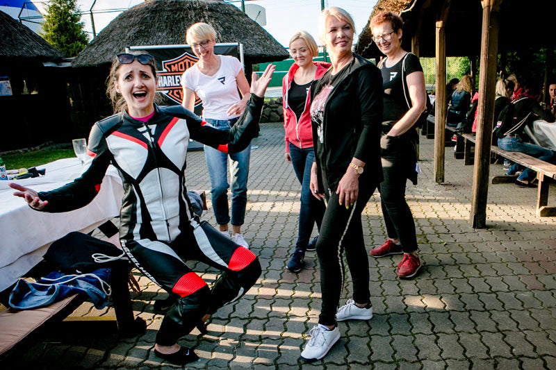 Motocyklistka w kombinezonie Rebelhorn Rebel Lady pozuje do zdjęcia