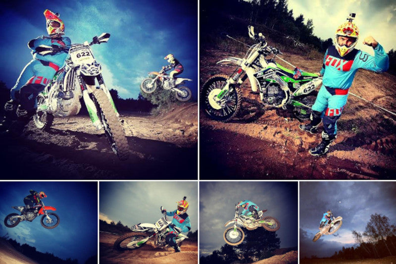 Kolarz zdjęc Motocross, Motocyklista ubrany w odzież marki FOX Flexair