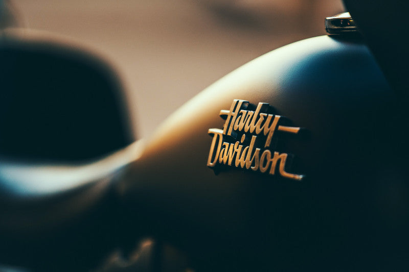 Napis na motocyklu marzeń Harley-Davidson