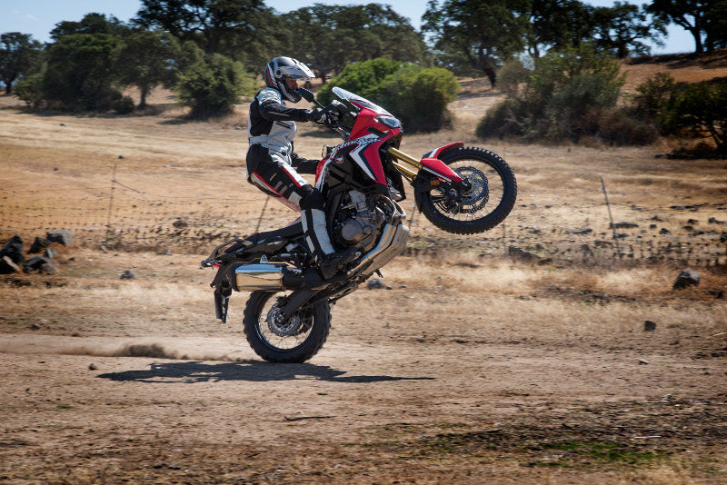 Motocyklista jeździ po piaszczystym podłożu