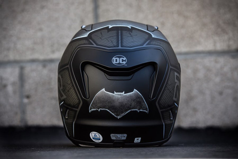 kask HJC RPHA-11 w malowaniu batman stoi na asfalcie