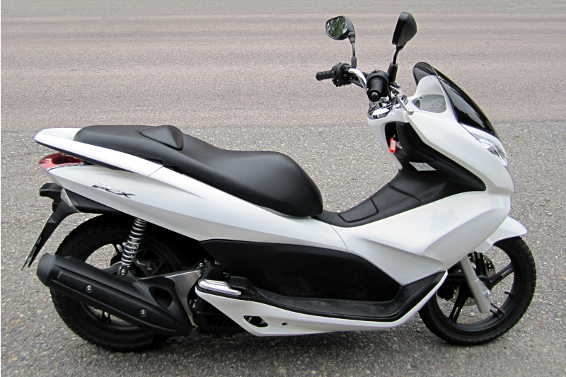 skuter honda pcx 125 widziany od boku