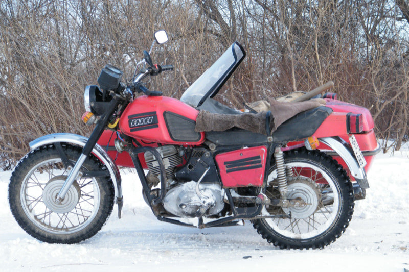 Motocykl IŻ stoi na śniegu