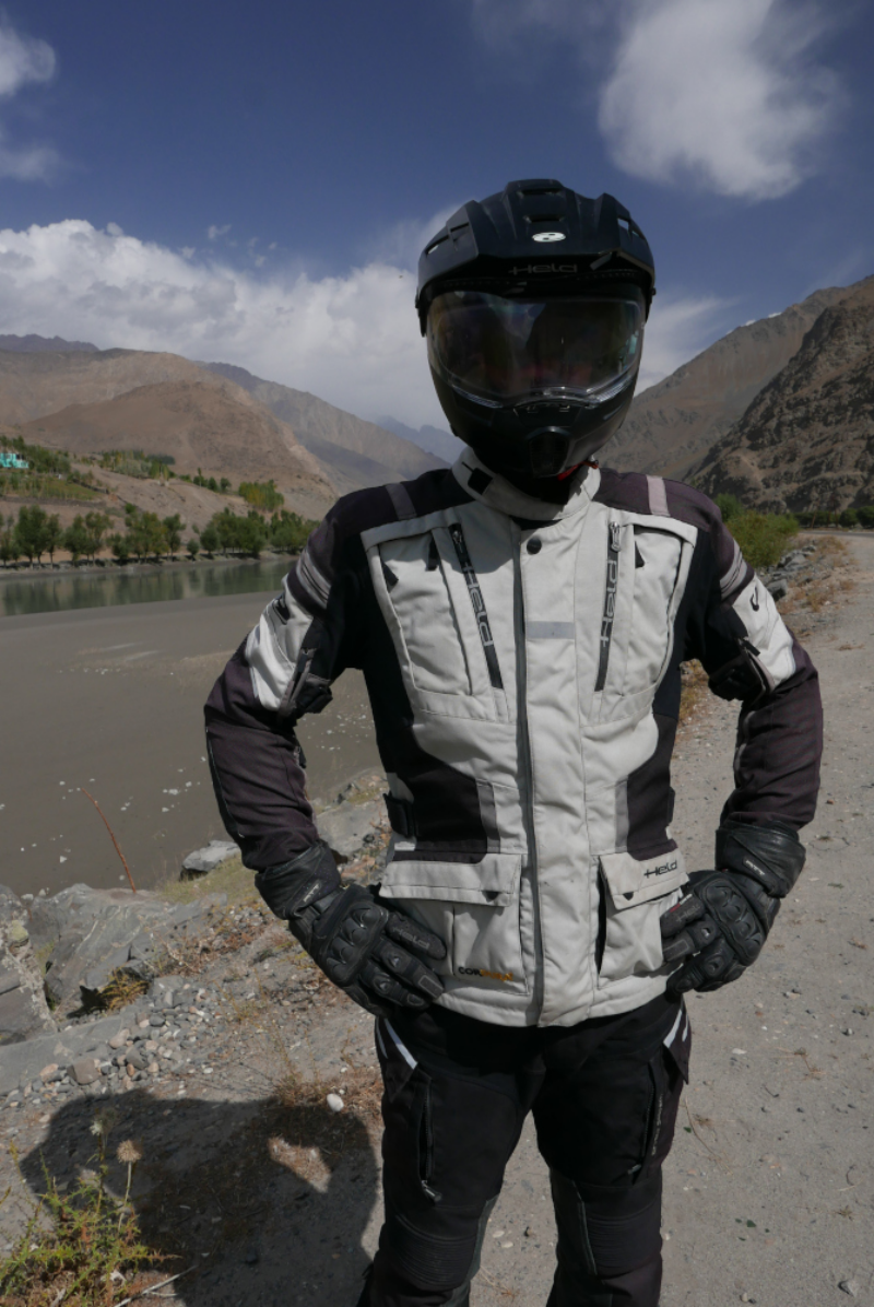 Motocyklista w kurtce Held Hakuna Matata II pozuje do zdjęcia