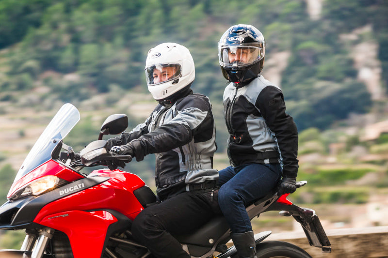 motocykliści w kaskach szczękowym i integralnym w czasie przejażdżki w słoneczny dzień
