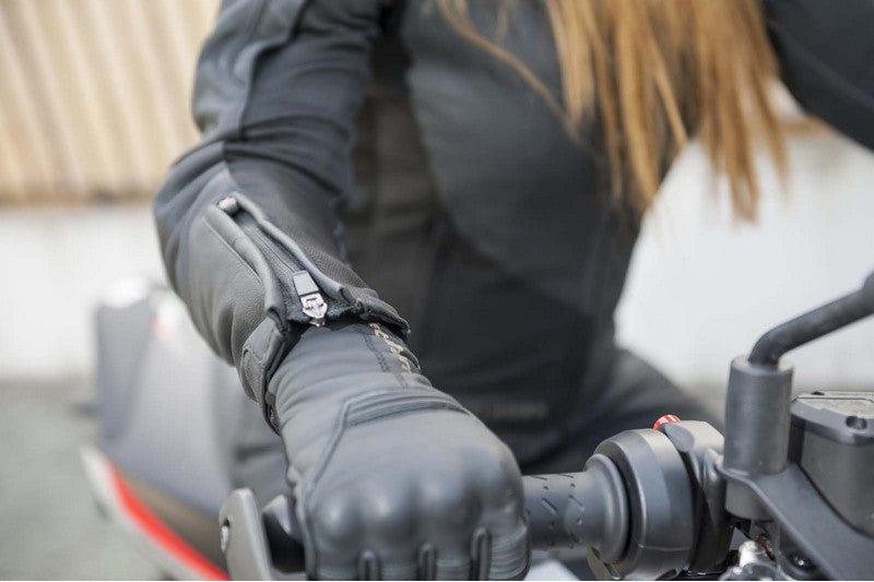 ręka w rękawicy motocyklowej na motocyklu