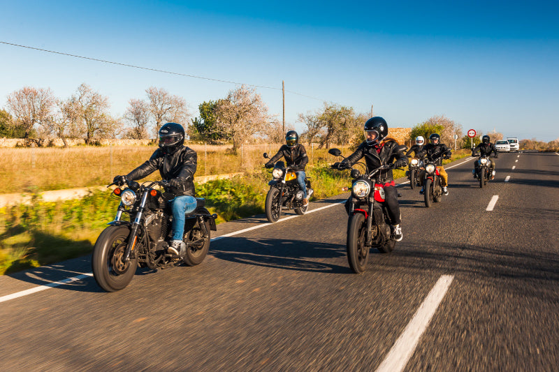 grupa motocyklistów jadąca w kolumnie