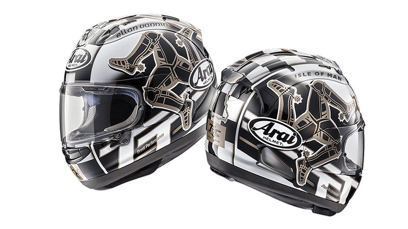 kask Arai RX-7V w malowaniu iom tt na zdjęciu studyjnym