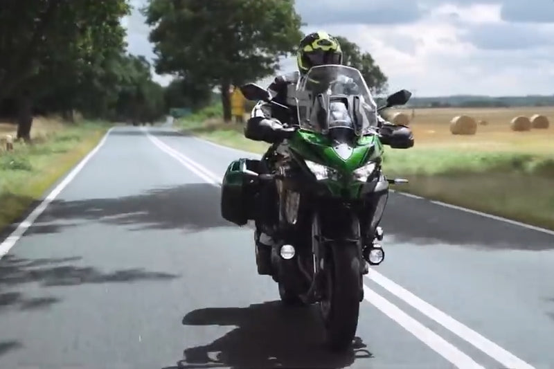 Kawaski Versys 1000 SE Grand Tourer nawet z bocznymi kuframi nie jest dużo szerszy od GS-a