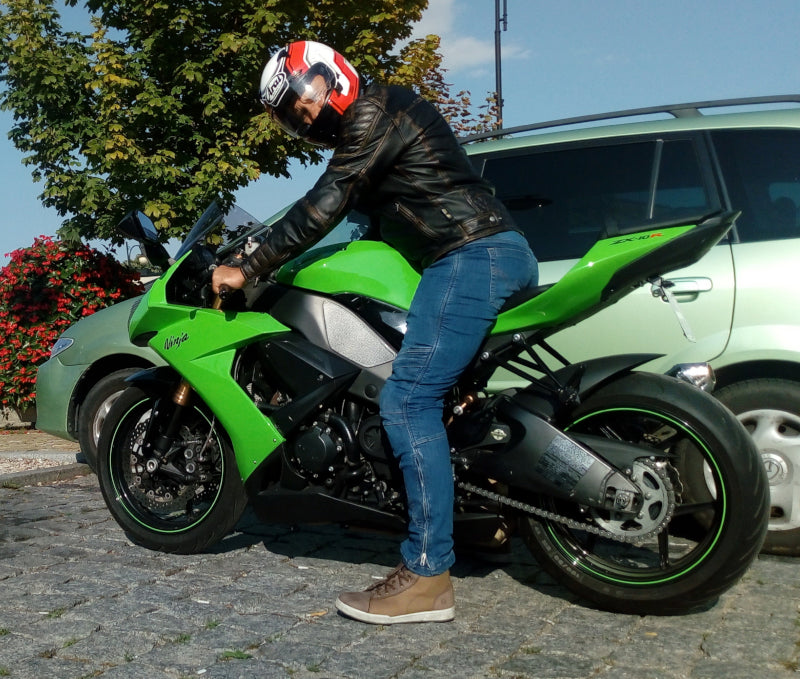widok z boku na motocykl Kawasaki w kolorze zielonym z motocyklistą