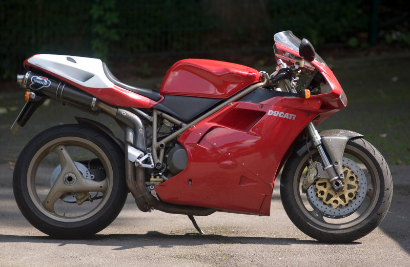 ducati 916 stoi na asfalcie