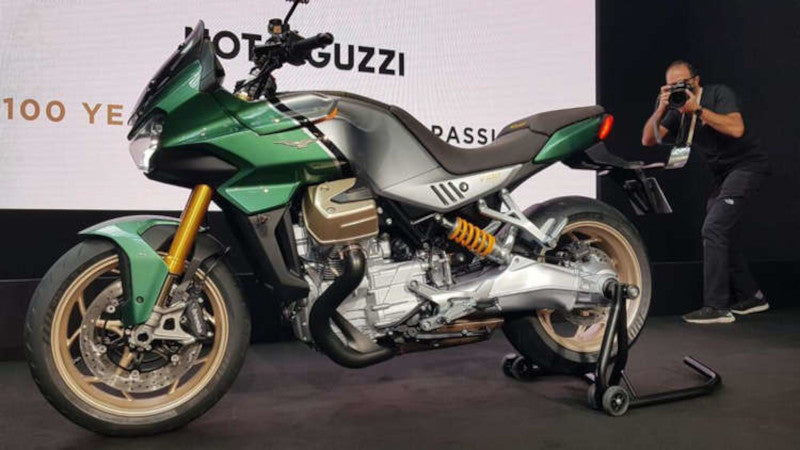 zielony nowy moto guzzi v100 na pokazie prasowym
