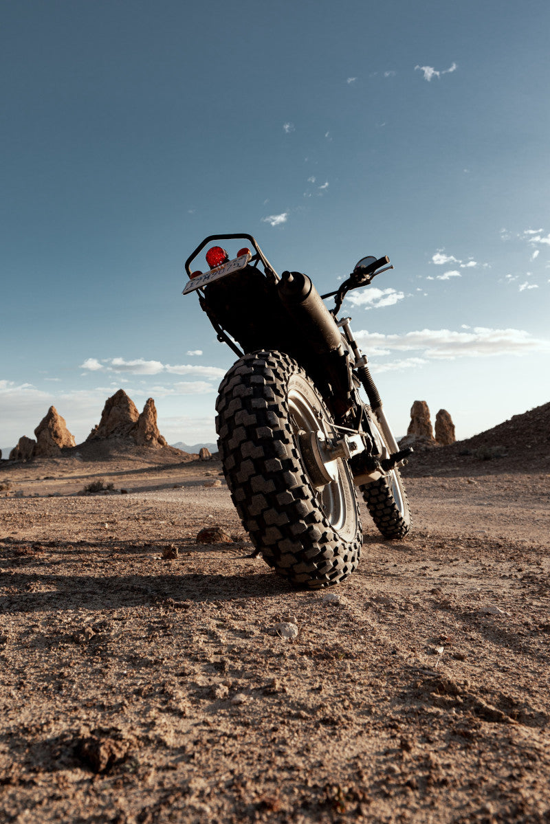 motocykl stoi na pustyni, zdjęcie od tyłu