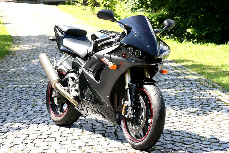 motocykl sportowy yamaha w kolorze czarnym