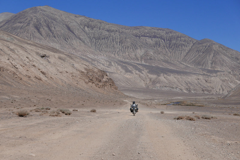 Tadżykistan motocyklista na trasie