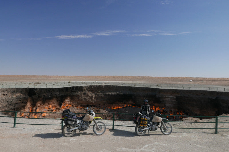 Turkmenistan motocyklista przy dwóch motocyklach