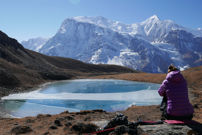 Nepal widok na góry i kobiete od tyłu 