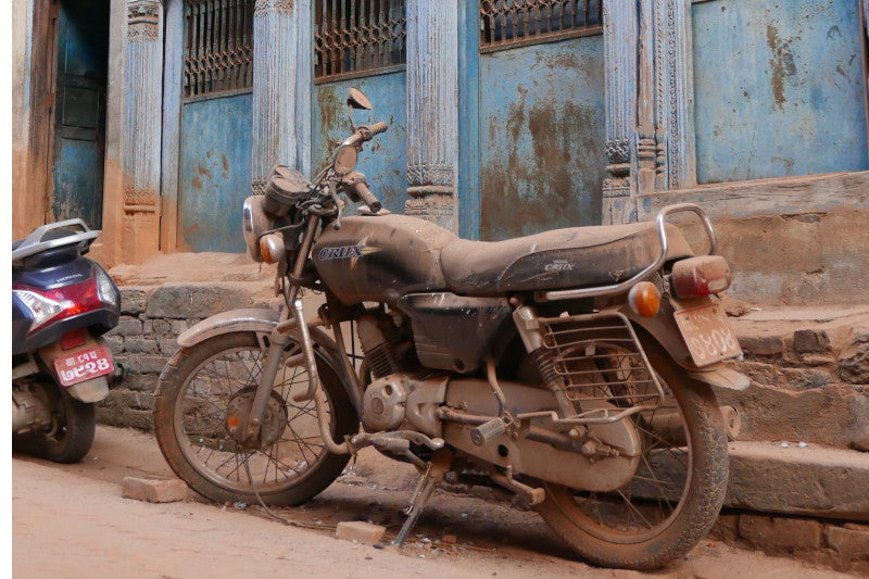 motocykl przy starym odrapanym budynku