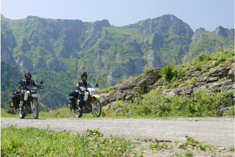 Park Narodowy Borjomi. Gruzja,dwóch motocyklistów jadących drogą przy Górach