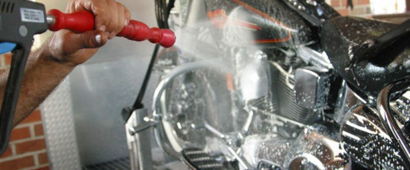 mycie motocykla lancą pod ciśnieniem zabija maszynę