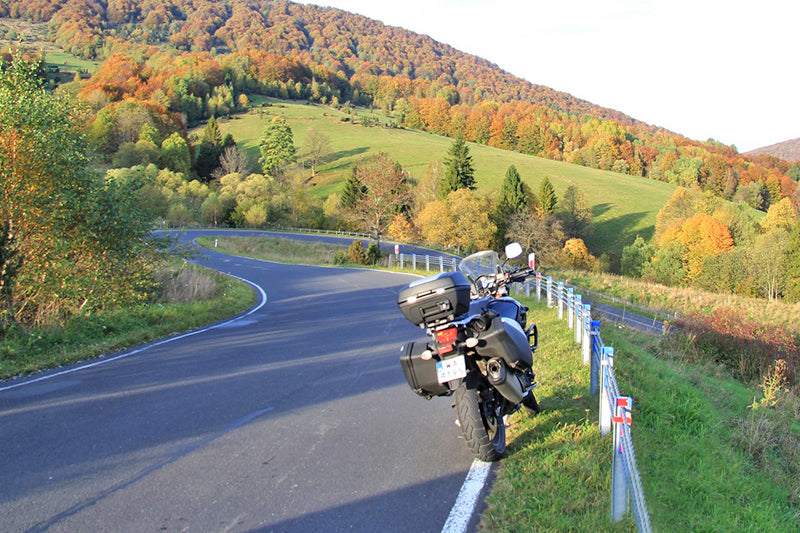 motocykl na poboczu na tle gór
