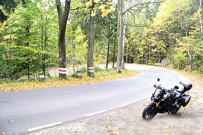 motocykl na poboczu przy drodze stu zakrętów