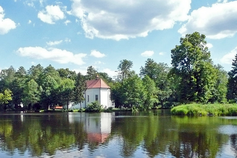 piękny pałacyk nad brzegiem jeziora