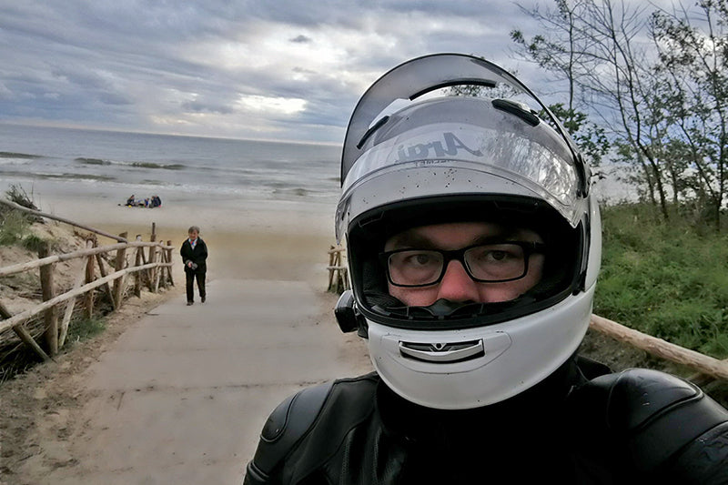 motocyklista robiący selfie na mierzei wiślanej