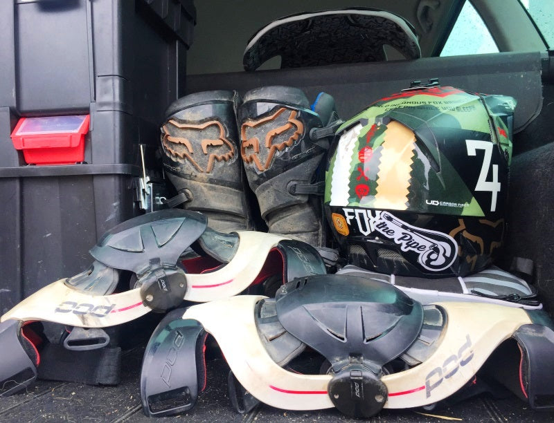 ortezy, kask i buty motocrossowe w aucie