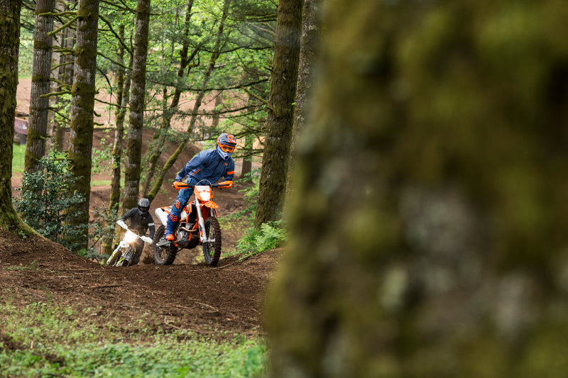 motocykliści w lesie w odzieży FOX