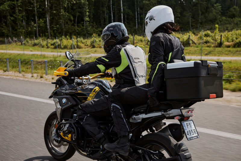 dwoje motocyklistów w czasie drogi