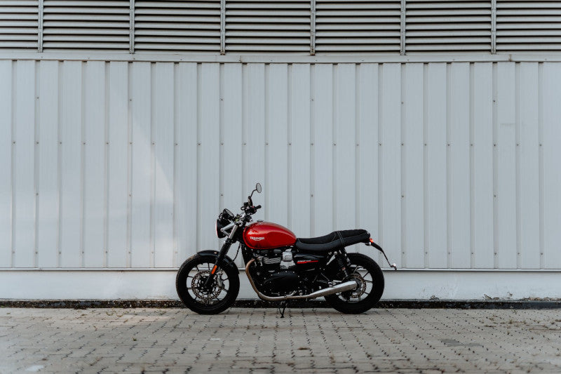 motocykl przed garażem