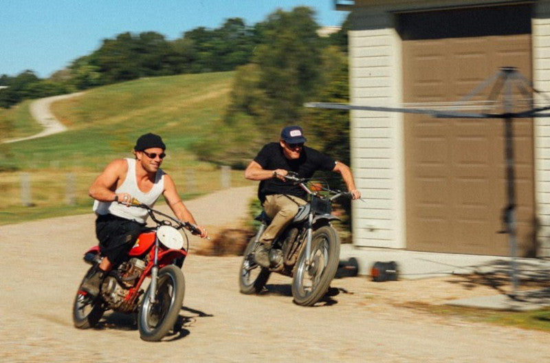 mężczyźni jadący na pit bike'ach bez ortez k8