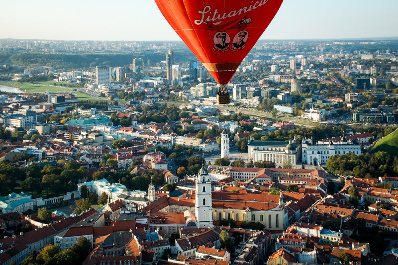 widok na balon nad litewskim miastem