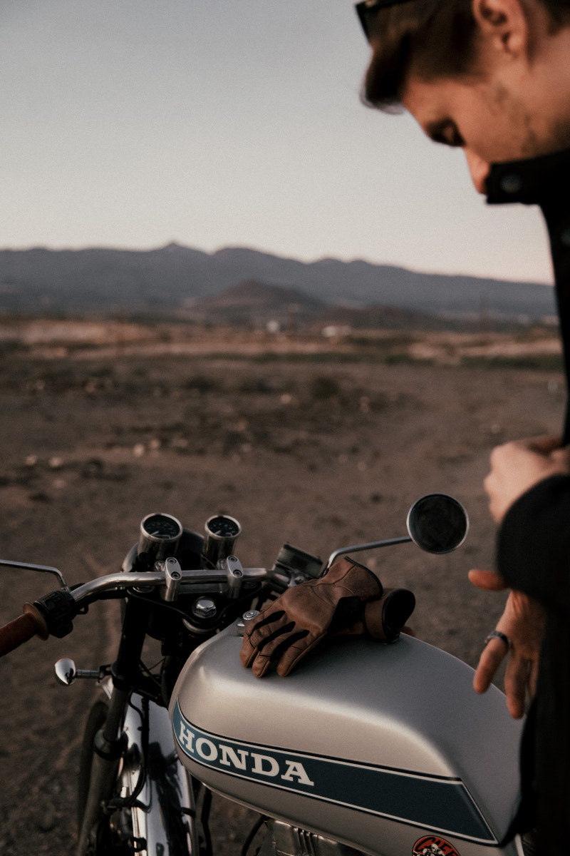 rękawice broger california leżące na baku motocykla