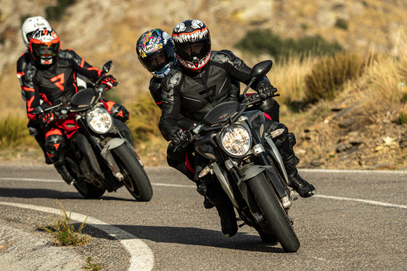 czwórka motocyklistów jedzie na dwóch motocyklach
