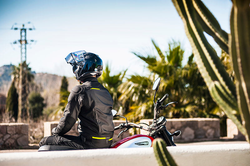 Motocyklista w kurtce Rebelhorn Borg siedzi na motocyklu