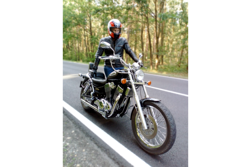 Motocyklista w kasku Arai Profile V prowadzi motocykl