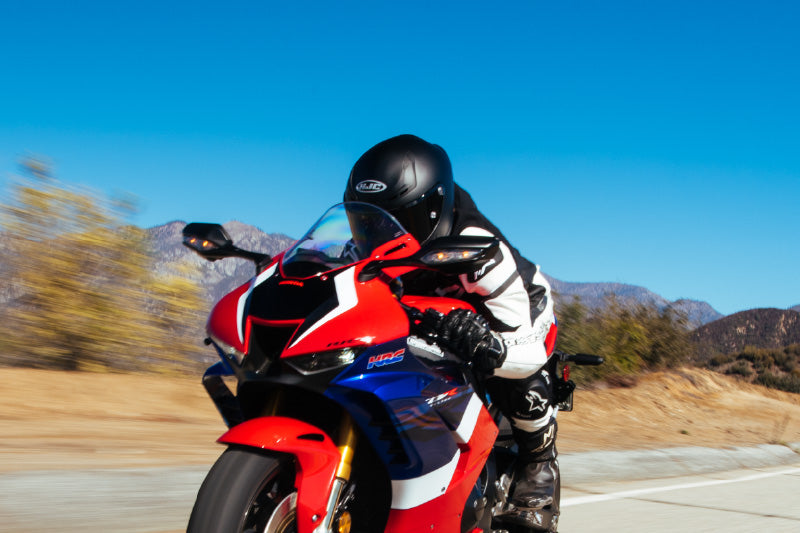 Dzięki doświadczeniu z MotoGP kask ma kształt zapewniający optymalną aerodynamikę i świetną wentylację. 
