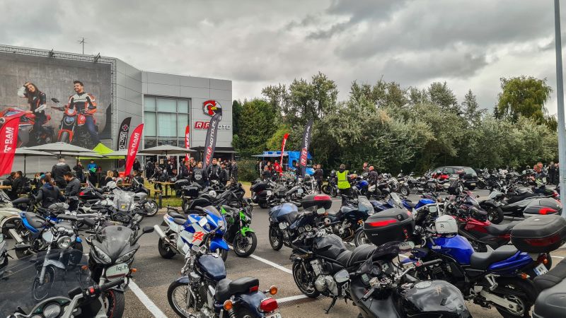 Motocykle stoją na parkingu