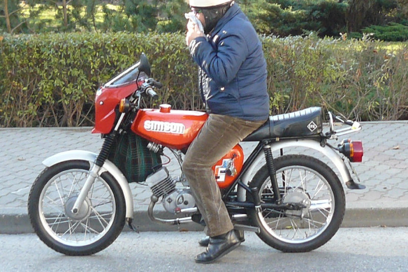 motocyklista na czerwonym simsonie